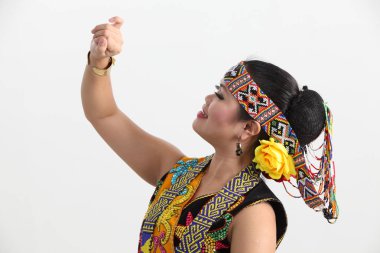 Sarawak kadından geleneksel kostüm studio poz