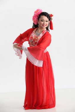  Kırmızı kostümlü studio poz Çinli kadın