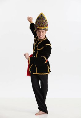 geleneksel kostüm giyen adam Borneo dan 