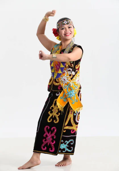 Mujer Sarawak Con Traje Tradicional Posando Estudio — Foto de Stock