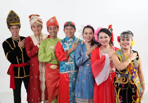 Malasios Con Ropa Tradicional Posando Estudio — Foto de Stock