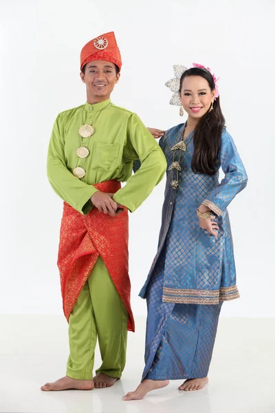 传统服饰中的马来情侣在画室里摆姿势 — 图库照片