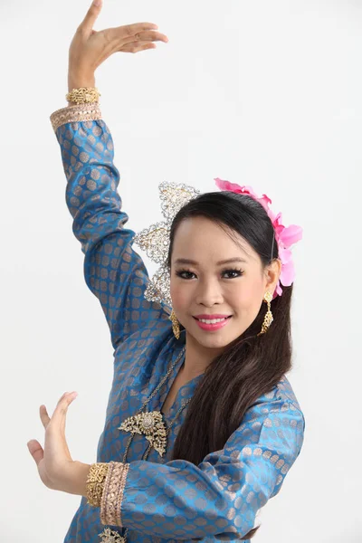 Малайська Жінка Традиційному Костюмі Танцює Студії — стокове фото