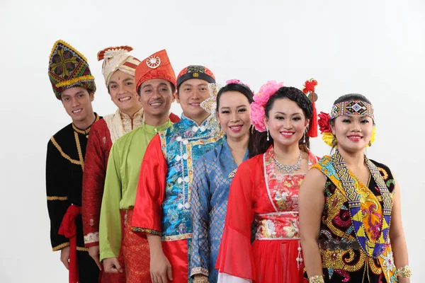 Malasios Con Ropa Tradicional Posando Estudio — Foto de Stock