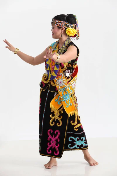 Mujer Sarawak Con Traje Tradicional Posando Estudio — Foto de Stock