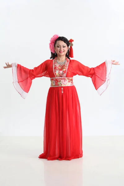 Mujer China Traje Rojo Posando Estudio — Foto de Stock