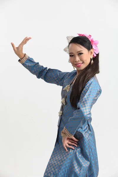 Mujer Malaya Traje Tradicional Bailando Estudio —  Fotos de Stock