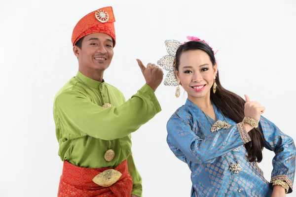 Pasangan Malay Dalam Kostum Tradisional Berpose Studio — Stok Foto