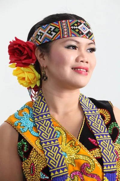 Mulher Sarawak Com Traje Tradicional Posando Estúdio — Fotografia de Stock