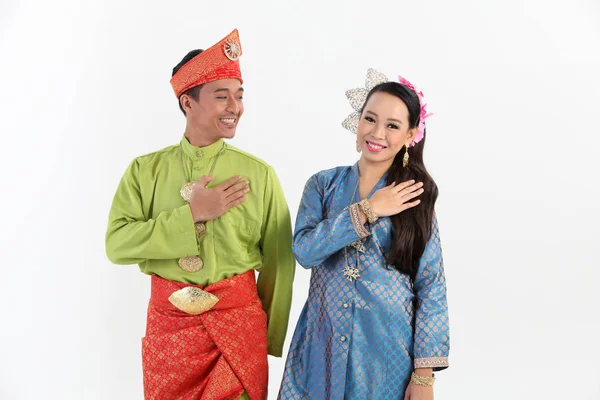 Malajsky Pár Tradičních Kostýmech Vystupují Studiu — Stock fotografie