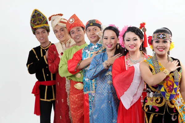 Malasios Con Ropa Tradicional Posando Estudio — Foto de Stock