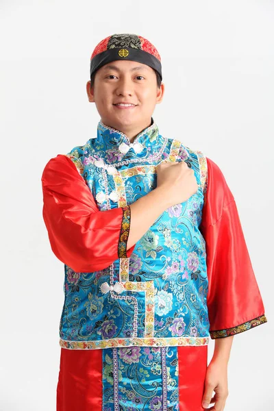传统服装中的中国男子在画室里摆姿势 — 图库照片