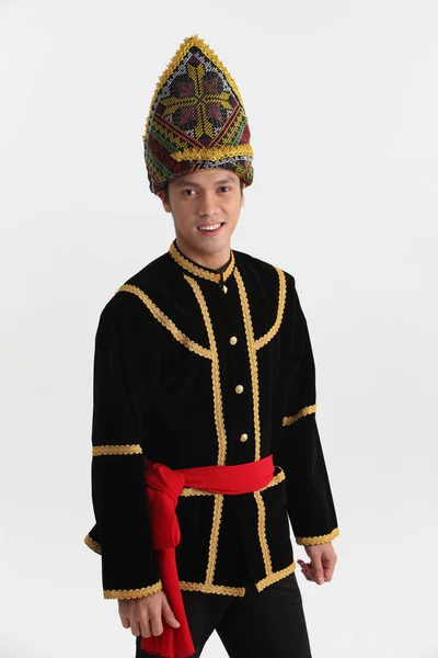 伝統的な衣装を身に着けているボルネオ島から来た男 — ストック写真
