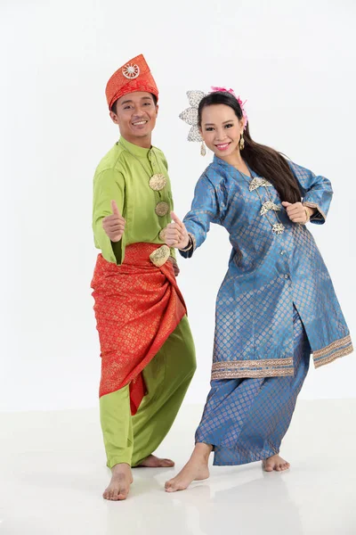 Pareja Malaya Trajes Tradicionales Posando Estudio — Foto de Stock