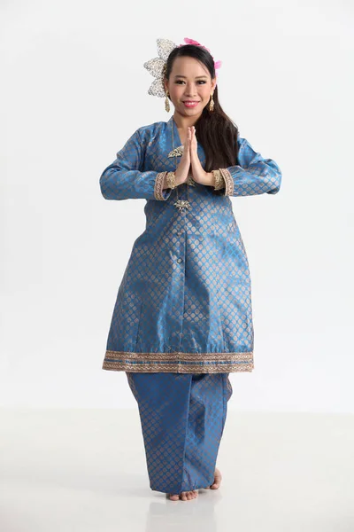 スタジオで踊る伝統的な衣装でマレー人の女性 — ストック写真