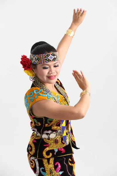 Γυναίκα Από Sarawak Παραδοσιακή Φορεσιά Θέτοντας Στο Studio — Φωτογραφία Αρχείου