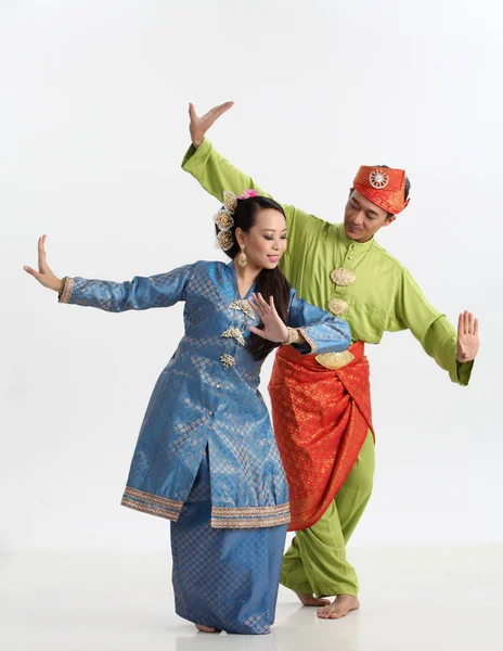 Pareja Malaya Trajes Tradicionales Posando Estudio —  Fotos de Stock