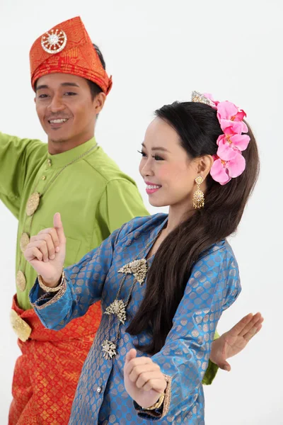 Pasangan Malay Dalam Kostum Tradisional Berpose Studio — Stok Foto