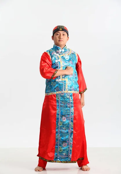 Κινέζος Παραδοσιακή Φορεσιά Θέτοντας Στο Studio — Φωτογραφία Αρχείου