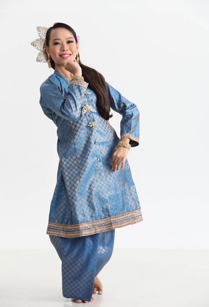 малайская женщина в традиционных костюмах танцует в студии
