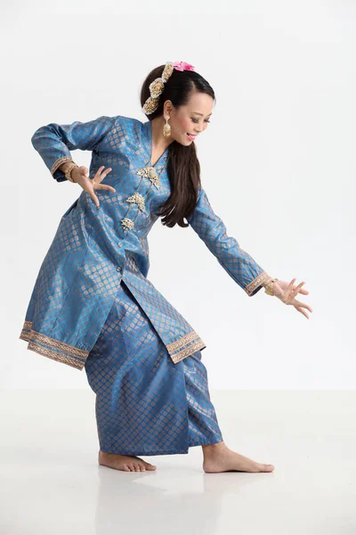 Малайская Женщина Традиционных Костюмах Танцует Студии — стоковое фото