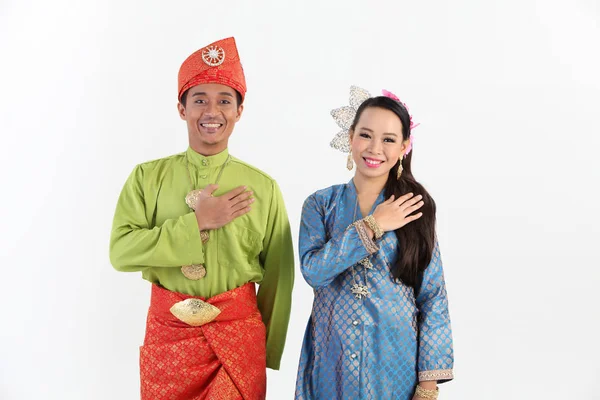 Малайская Пара Традиционных Костюмах Позирует Студии — стоковое фото