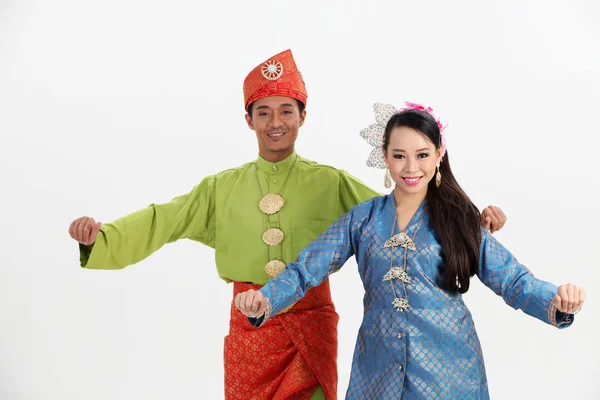 Couple Malais Costumes Traditionnels Posant Studio — Photo