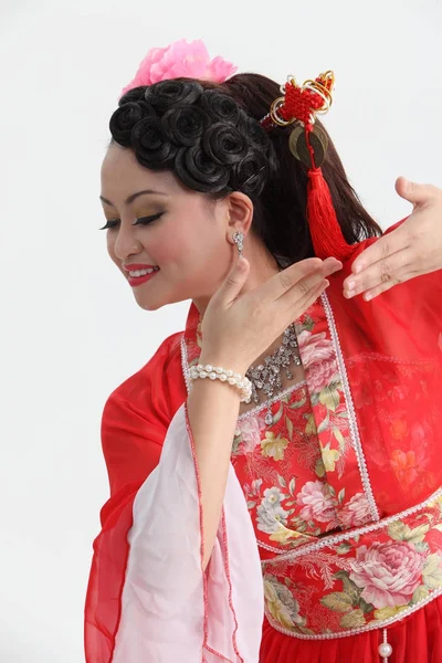 Kinesisk Kvinna Röd Kostym Poserar Studio — Stockfoto