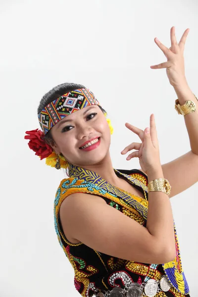 Mujer Sarawak Con Traje Tradicional Posando Estudio — Foto de Stock