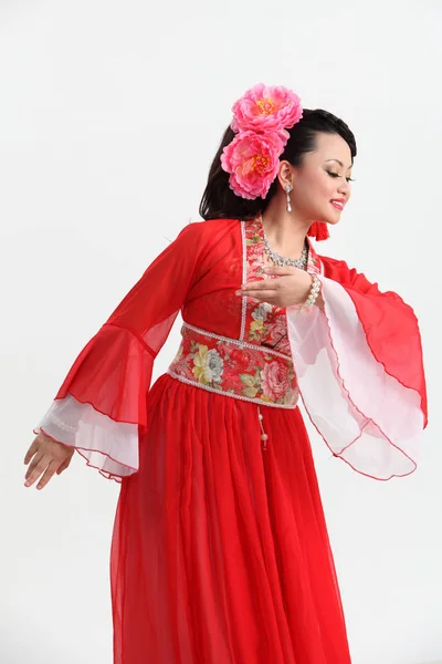 Mujer China Traje Rojo Posando Estudio — Foto de Stock