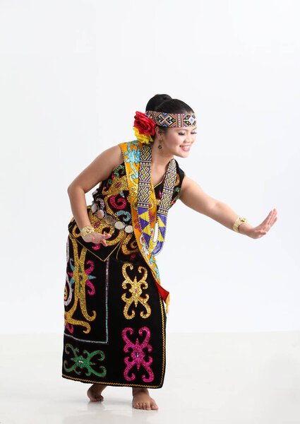 женщина из Саравака в традиционном костюме позирует в студии
