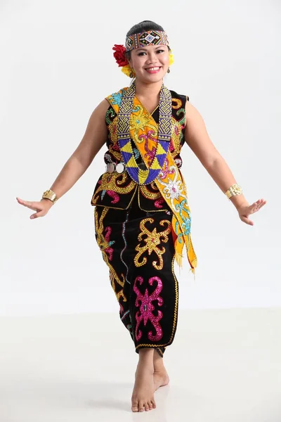 Donna Del Sarawak Con Costume Tradizionale Posa Studio — Foto Stock