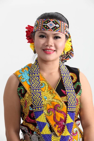 Vrouw Uit Sarawak Met Traditionele Kostuum Poseren Studio — Stockfoto