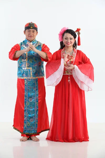 Κινεζική Ζευγάρι Παραδοσιακές Φορεσιές Θέτοντας Στο Studio — Φωτογραφία Αρχείου