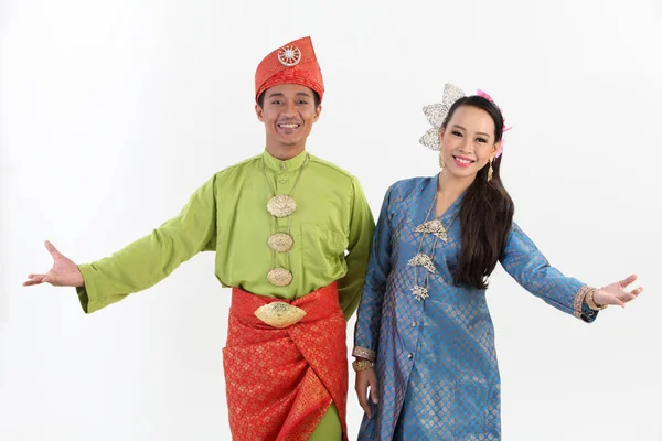 Couple Malais Costumes Traditionnels Posant Studio — Photo