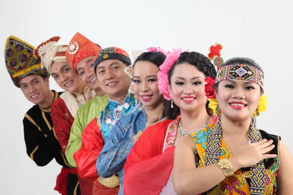 Malasios Con Ropa Tradicional Posando Estudio — Foto de Stock