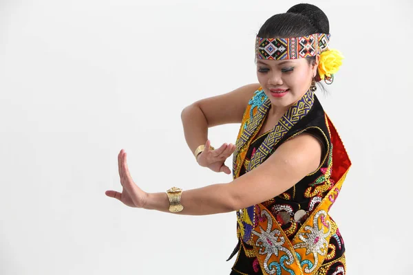 Kobieta Sarawak Tradycyjnych Strojach Pozowanie Studio — Zdjęcie stockowe