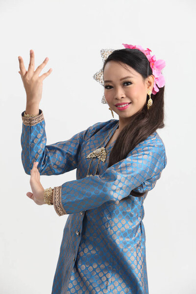 малайская женщина в традиционных костюмах танцует в студии
