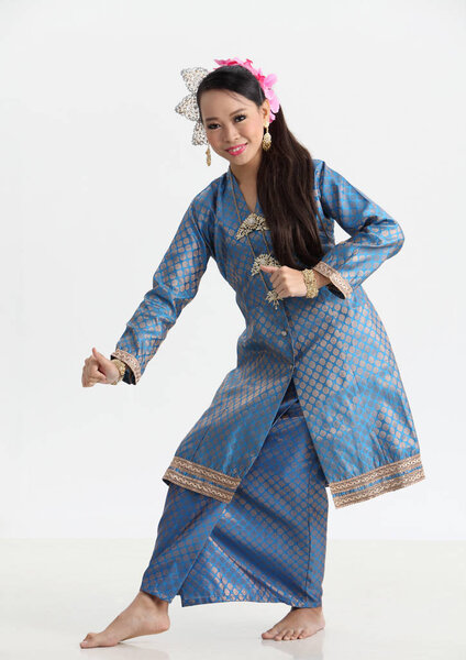 малайская женщина в традиционных костюмах танцует в студии
