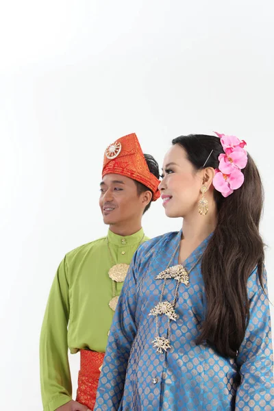 Couple Malais Costumes Traditionnels Posant Studio — Photo