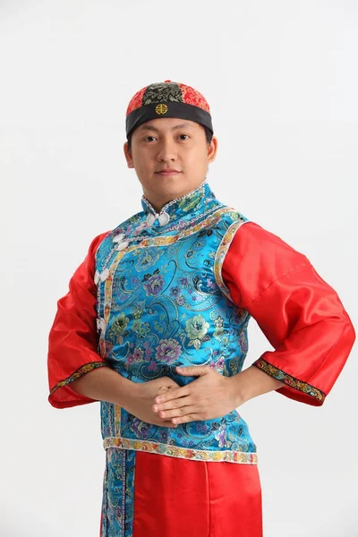 Chinese Man Traditioneel Kostuum Poseren Studio — Stockfoto