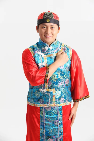 Pria Cina Dalam Kostum Tradisional Berpose Studio — Stok Foto