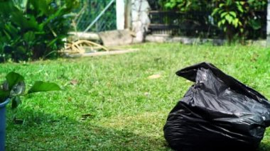 Çim biçme makinesi olan işçi