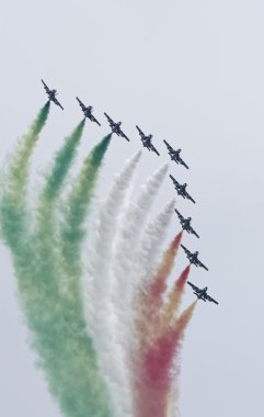 İtalya, Sicilya; 25 Eylül 2016, airshow akrobatik jetleri (Frecce Tricolori) - Editörden