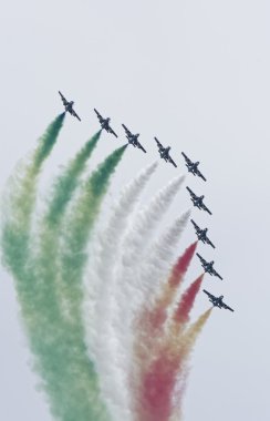 İtalya, Sicilya; 25 Eylül 2016, airshow akrobatik jetleri (Frecce Tricolori) - Editörden