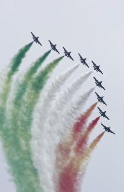 İtalya, Sicilya; 25 Eylül 2016, airshow akrobatik jetleri (Frecce Tricolori) - Editörden