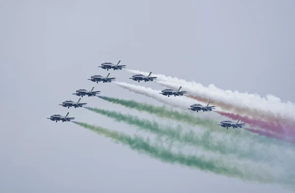 Olaszország, Szicília; Airshow akrobatikus fúvókák (Frecce Tricolori) - szerkesztői, 2016. szeptember 25. — Stock Fotó