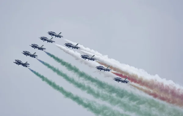 Olaszország, Szicília; Airshow akrobatikus fúvókák (Frecce Tricolori) - szerkesztői, 2016. szeptember 25. — Stock Fotó