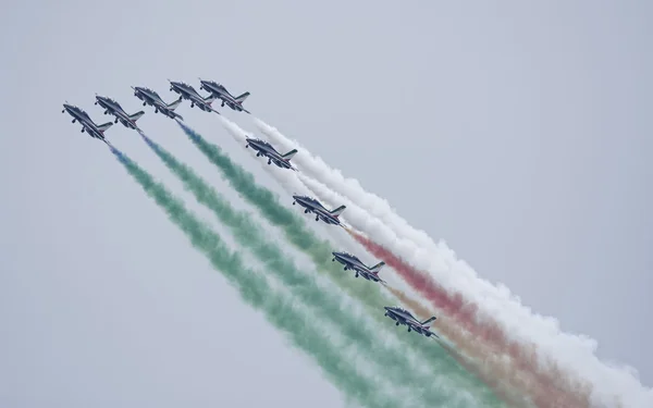 Olaszország, Szicília; Airshow akrobatikus fúvókák (Frecce Tricolori) - szerkesztői, 2016. szeptember 25. — Stock Fotó