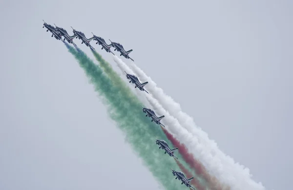 Italia, Sicilia; 25 de septiembre de 2016, espectáculo aéreo con chorros acrobáticos (Frecce Tricolori) - EDITORIAL — Foto de Stock
